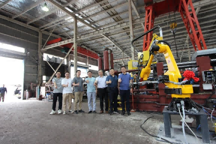 الصين 's أول روبوت تم تطويره ذاتيًا لقالب القالب تم إنتاجه بنجاح تجريبيًا في Longhua , bengbu
