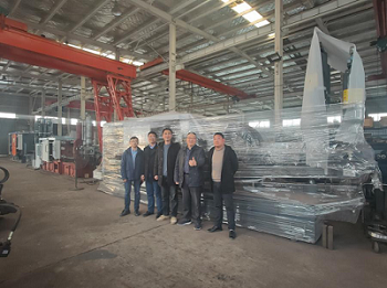لي يونيو، GAI يانبو، تساو كاي .وغيرها من الخبراء الذين تمت زيارتهم Longhua في BENGBU لتفقد تقدم مشروع التعاون بين المعهد و الشركات. 